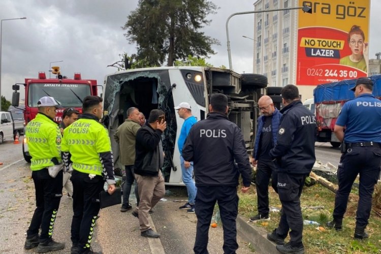 Antalya'da otel servis aracı devrildi: Yaralılar var