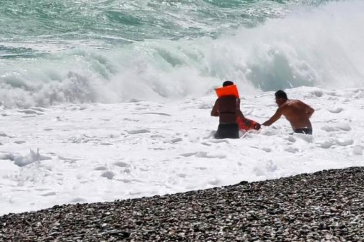 Antalya'da fırtınada denize girdiler, &ouml;l&uuml;mden d&ouml;nd&uuml;ler!