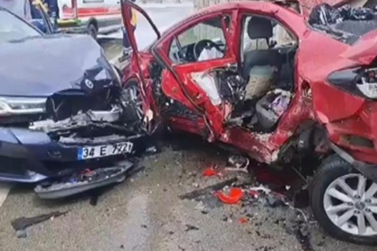 İstanbul'da feci kaza: 1 kişi &ouml;ld&uuml;, 3 kişi yaralandı