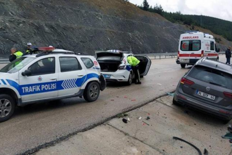 Isparta'da kazaya m&uuml;dahaleye gelen ekiplerin ara&ccedil;larına otomobil &ccedil;arptı!