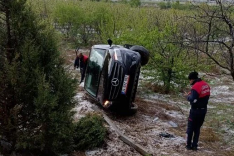 Isparta'da kontrolden &ccedil;ıkan minib&uuml;s takla attı! 1 &ouml;l&uuml;, 8 yaralı