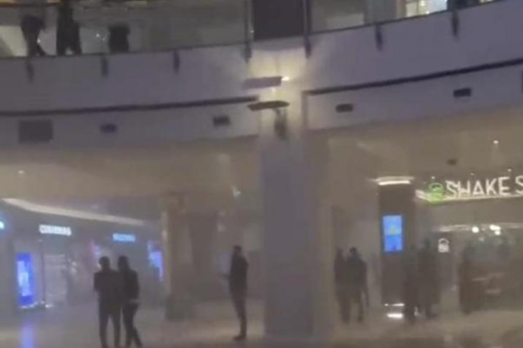 İstanbul'da AVM'de yangın!