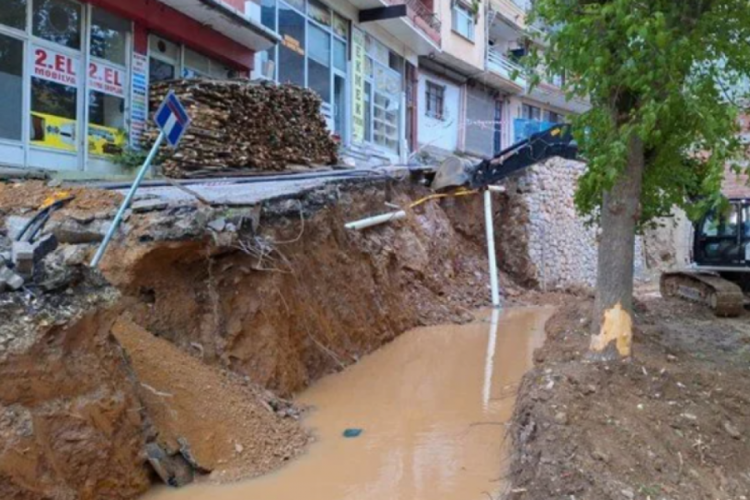 Kocaeli'de yol &ccedil;&ouml;kt&uuml;!