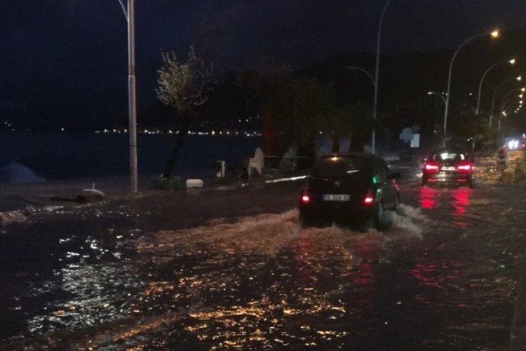 Bursa'da fırtına ve sağanak etkisi: Sokaklar göle döndü