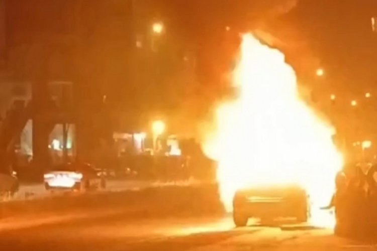 Mardin'de park halindeki otomobil alev alev yandı