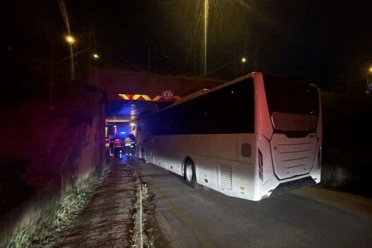 Bolu'da yolcu otob&uuml;s&uuml; alt ge&ccedil;ide sıkıştı!