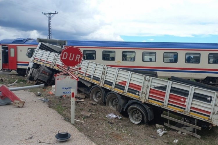 Afyonkarahisar'da hemzemin ge&ccedil;itte mahsur kalan tıra tren &ccedil;arptı!
