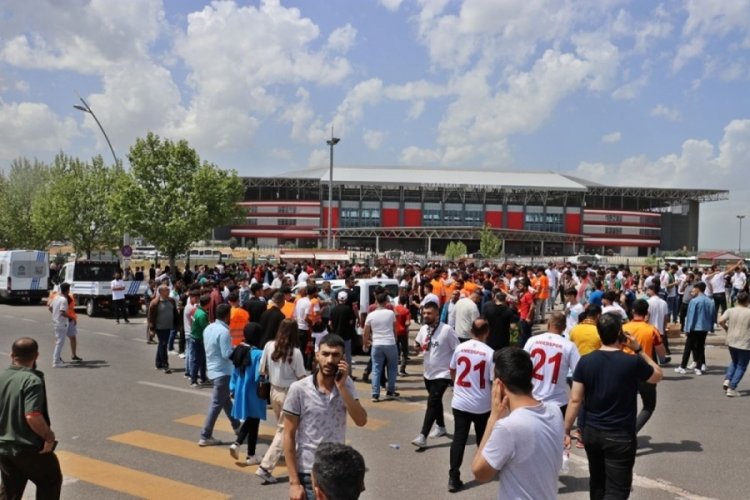 Diyarbakır'da sahte biletler stadyumu karıştırdı: 14 g&ouml;zaltı