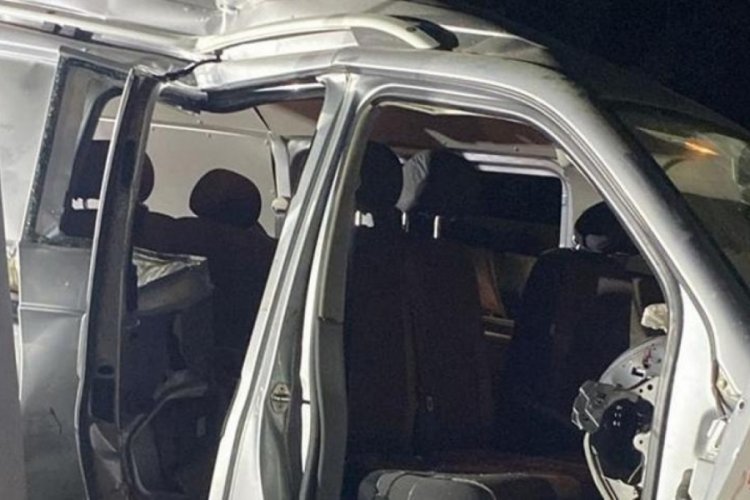 Mersin'de minib&uuml;s elektrik direğine &ccedil;arptı! 2 kişi hayatını kaybetti