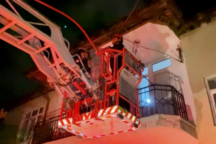 Aksaray'da su&ccedil;&uuml;st&uuml; yakalanan hırsız, evin 2. katında mahsur kaldı