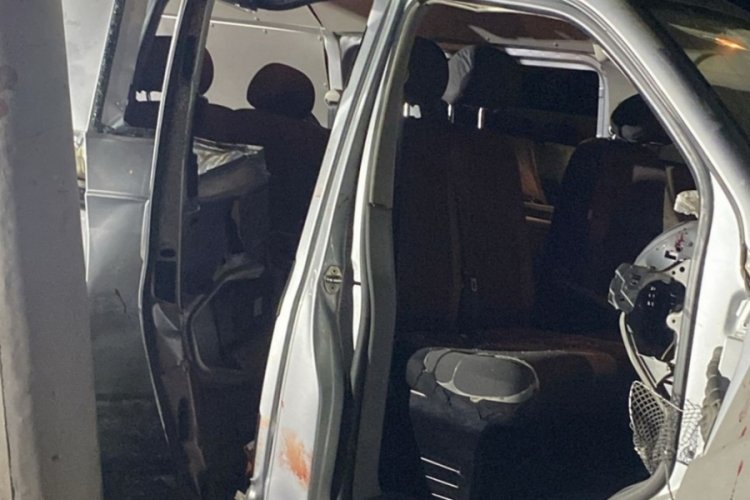 Minib&uuml;s elektrik direğine &ccedil;arptı: 2 &ouml;l&uuml;, 3 yaralı