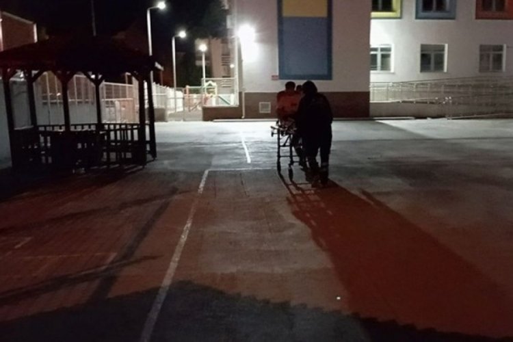 Okul bah&ccedil;esinde oturan gen&ccedil; bı&ccedil;aklı saldırıya uğradı