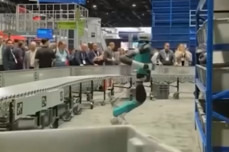 20 saatlik aralıksız &ccedil;alışmanın ardından robot yere yığıldı!