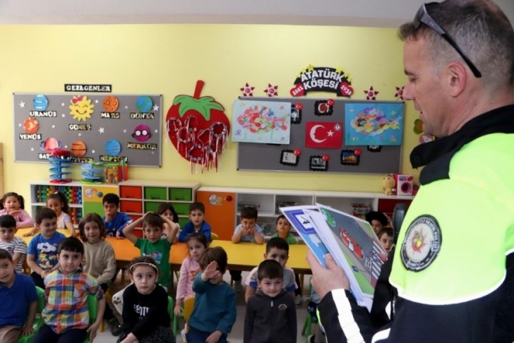 Bursa'da polisler &ccedil;ocukları unutmadı