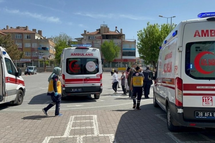 Okulda zehirlenme paniği: 24 &ouml;ğrenci hastaneye kaldırıldı