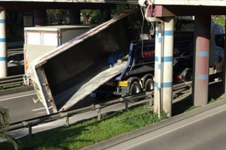Trabzon'da feci kaza! TIR'ın &uuml;zerindeki kamyon dorsesi k&ouml;pr&uuml;ye takıldı