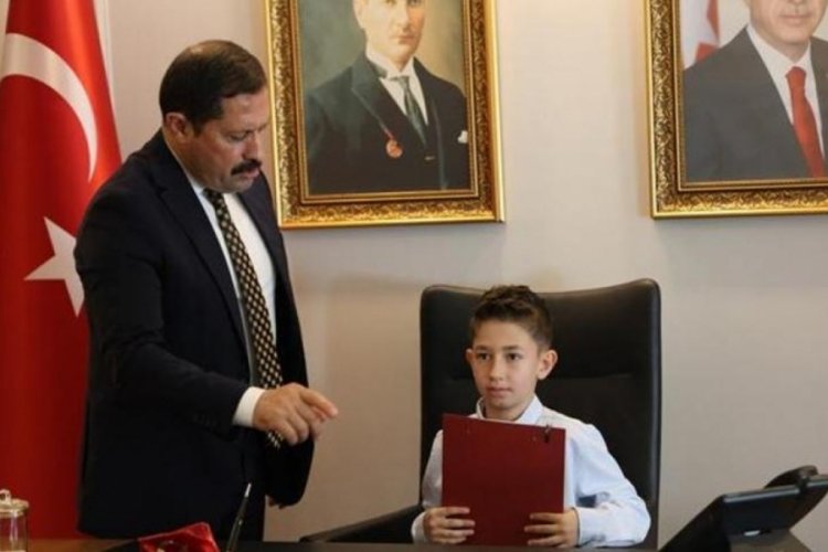 23 Nisan nedeniyle Valinin koltuğuna oturan depremzede Ali'nin s&ouml;zleri y&uuml;rekleri yaktı