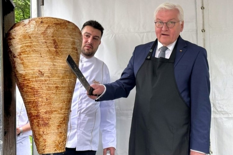 Almanya Cumhurbaşkanı Steinmeier İstanbul'da d&ouml;ner kesti
