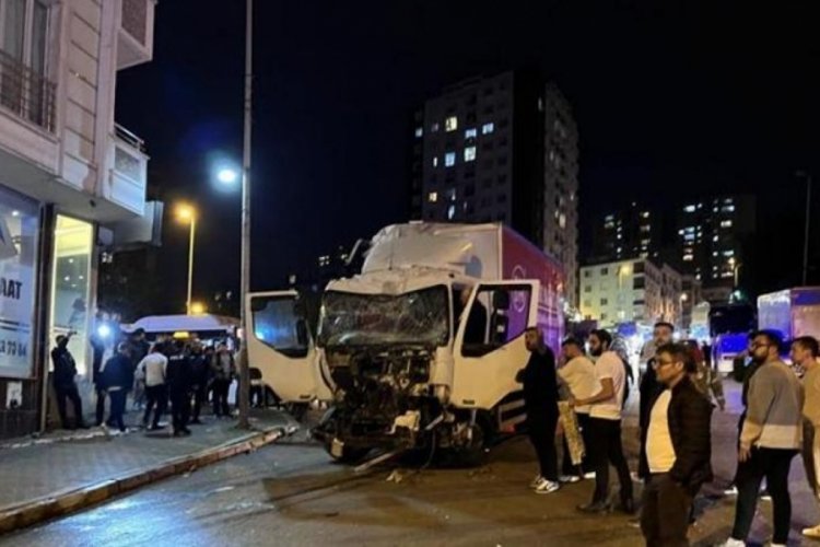 İstanbul'da yokuş aşağı kayan kamyon tam 11 aracı biçip pide dükkanına girdi