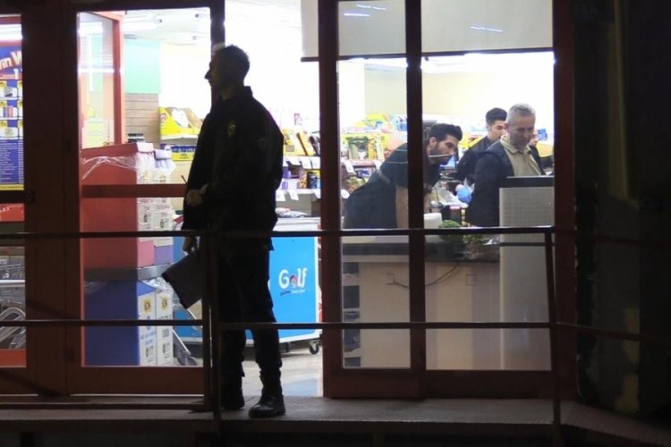 Bursa'da marketten alışveriş yaptıktan sonra dışarı çıktı, bıçaklı saldırıya uğradı