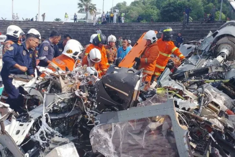 Malezya'da donanma helikopterleri havada çarpıştı! En az 10 ölü
