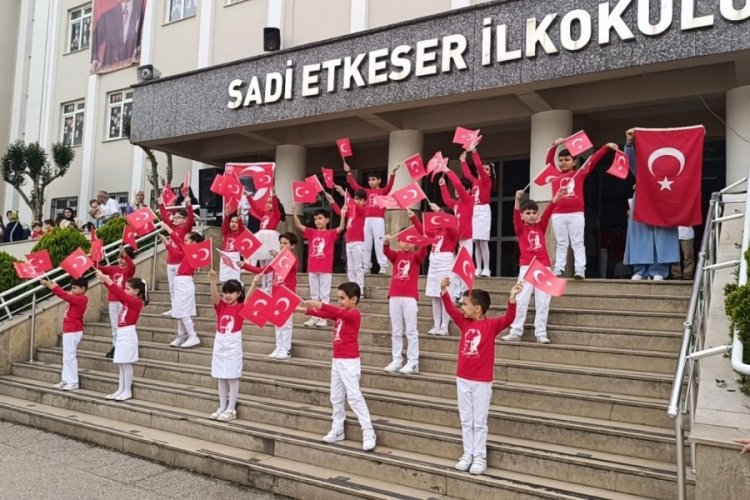 Sadi Etkeser İlkokulu öğrencileri 23 Nisan'ı coşkuyla kutladı