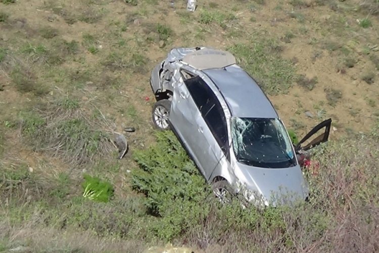 Tunceli'de sürücüsünün direksiyon hakimiyetini yitirdiği otomobil, uçurumdan yuvarlandı