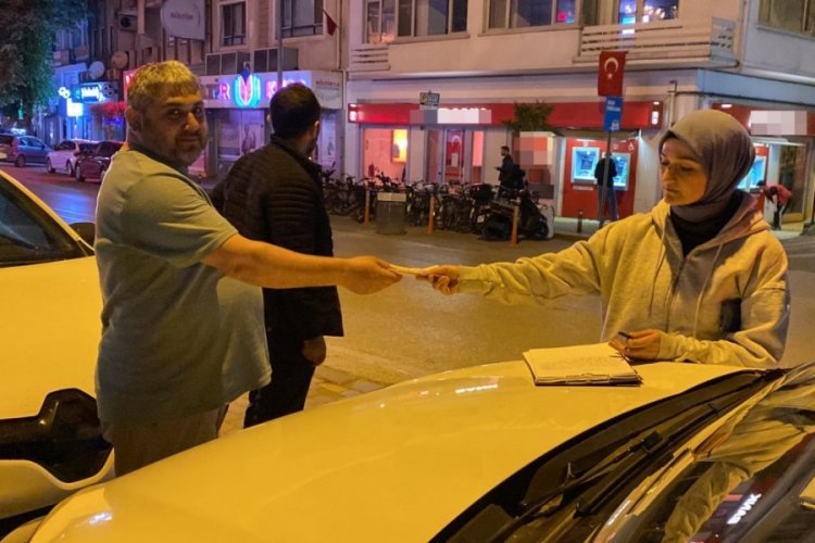 Bursa'da bankamatikte unutulan parayı sahibi bulunması için polise teslim etti