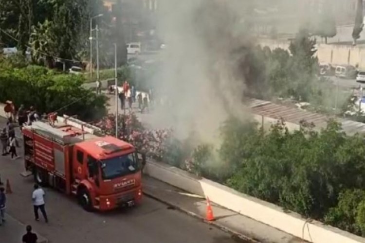 İskenderun Devlet Hastanesi'nde poliklinik olarak kullanılan 3 konteyner alev alev yandı