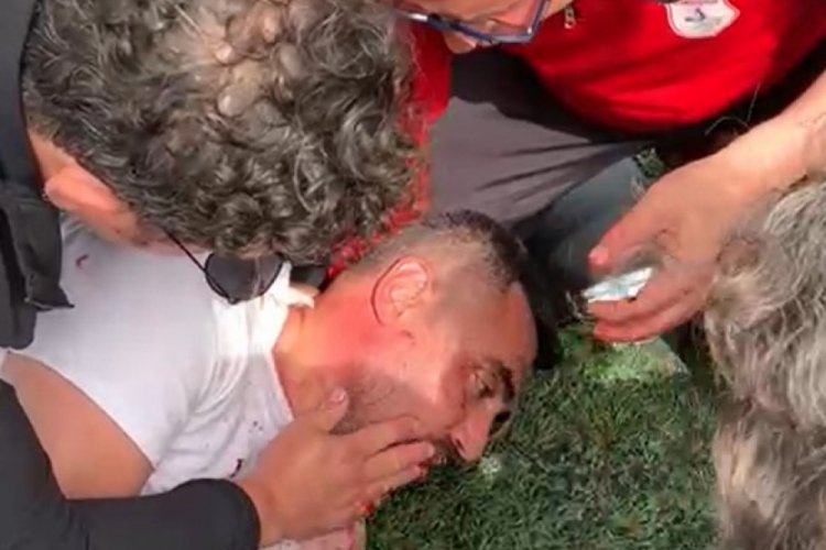Bursa'da maç sonrası kavgada dili boğazına kaçan antrenöre teknik ekip müdahale etti