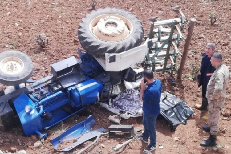 Mardin'de devrilen traktörün sürücüsü öldü