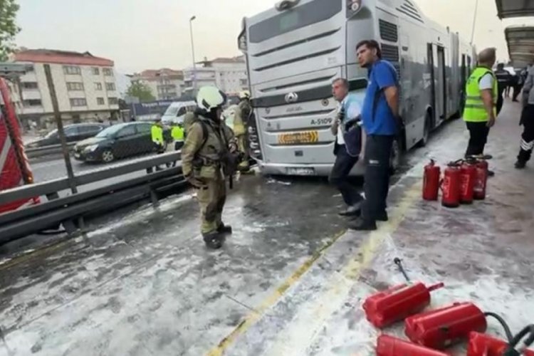İstanbul'da korkutan metrobüs yangını!