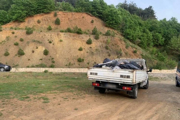 Bursa'da jandarma doğaya dökülen inşaat atıklarını araca geri yükletip ceza kesti!