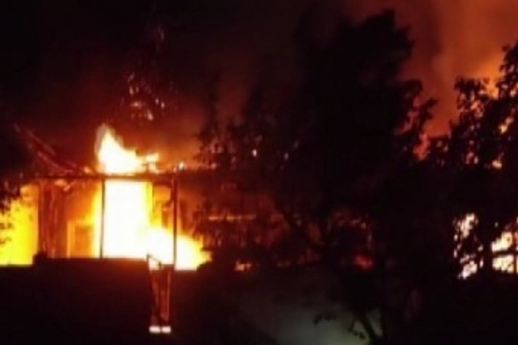 Eskişehir'de elektrik kaçağından çıkan yangın müstakil evi küle çevirdi