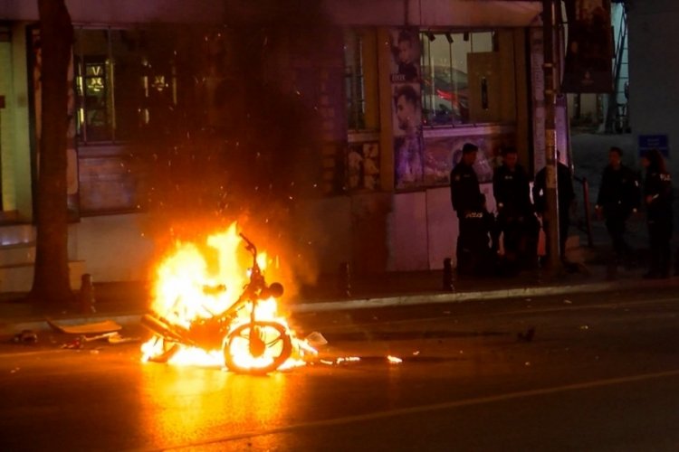 Polis denetimi sırasında motosikletini ateşe verdi