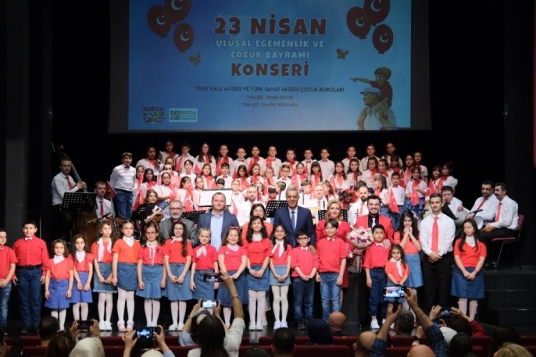 Bursa'da 'Çocuk Korosu' izleyicilerden tam not aldı