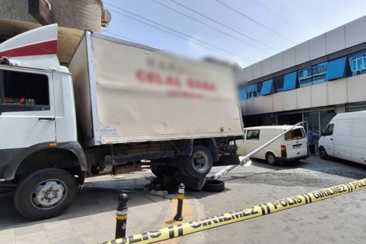 İstanbul'da kimyasal madde yüklü kamyonet, elektrik direğine çarptı
