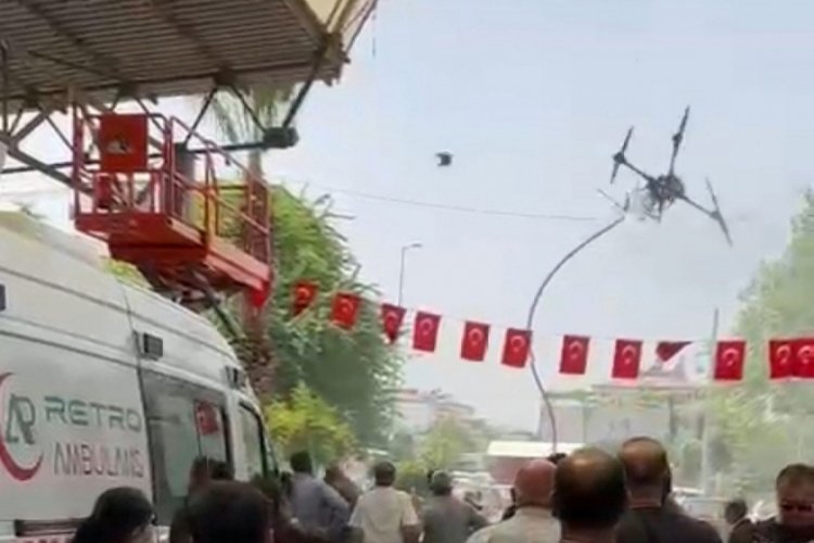 Osmaniye'de yangın söndürme dronu su püskürtürken düştü