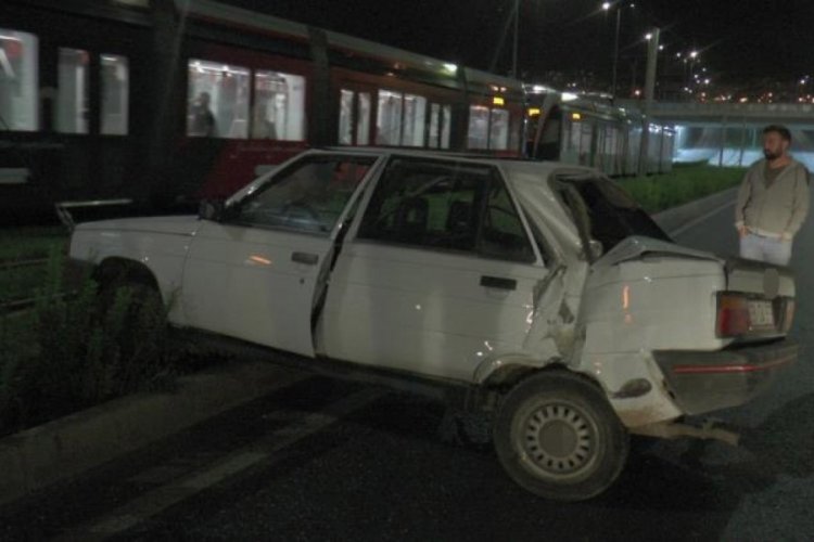 Kayseri'de otomobil tramvay yolunu girdi: 2 yaralı