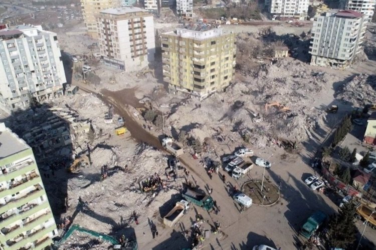 Depremde yıkılan Reyyan Apartmanı hakkında dikkat çeken açıklama: Patlıcan tarlasına dikmişler