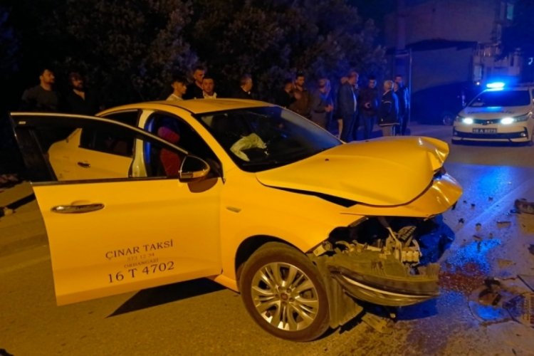 Bursa'da polisten kaçan otomobil ticari taksi ile kafa kafaya çarpıştı! 1 yaralı&nbsp;