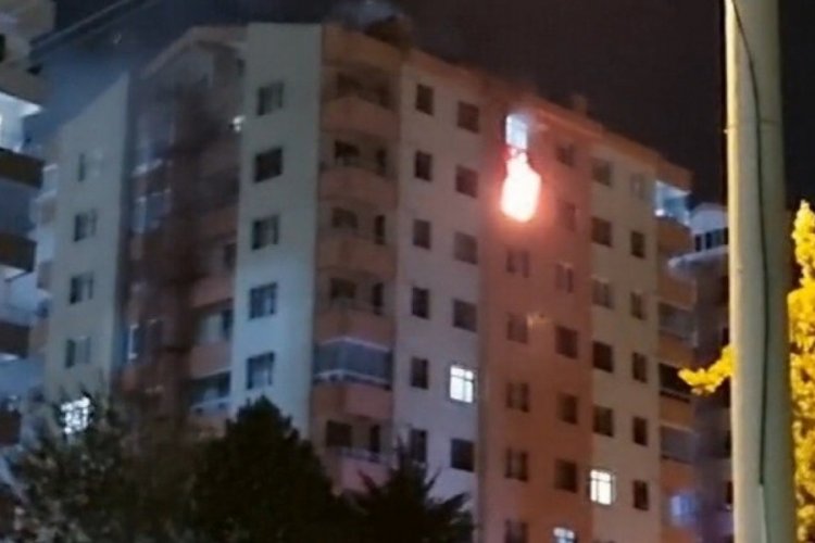 Konya'da bir apartmanın 9'uncu katı alevlere teslim oldu