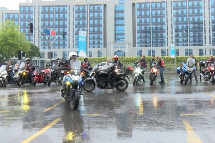 Motosikletlilerden Oğuz Murat Aci ve Mert &Ccedil;akır i&ccedil;in 'Adalet konvoyu'