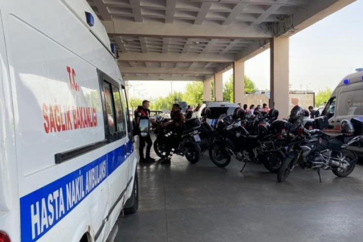Diyarbakır'da hastane &ouml;n&uuml;nde bı&ccedil;aklı kavga!
