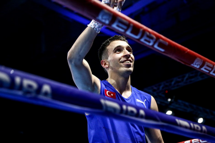 Milli boks&ouml;r Samet G&uuml;m&uuml;ş Avrupa şampiyonu!