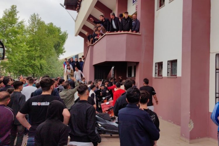 Bursa'da 2. Lig'de ma&ccedil; sonrası gerginlik! 2 kişi yaralandı