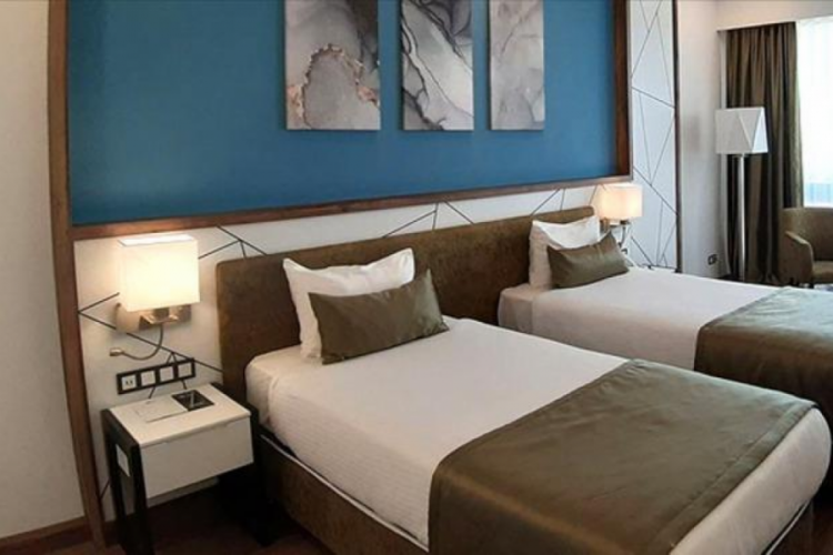 Otel sahiplerinden m&uuml;şterilere k&uuml;f&uuml;r ve hakaret! B&uuml;y&uuml;k tepki &ccedil;ekti