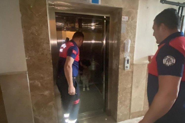 Anne ve &ccedil;ocuğunun korku dolu anları! Asans&ouml;rde mahsur kaldılar