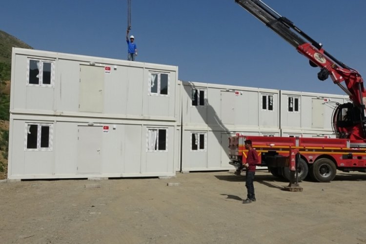 AFAD'dan Hakkari'de deprem hazırlığı; konteyner ve &ccedil;adır g&ouml;nderildi
