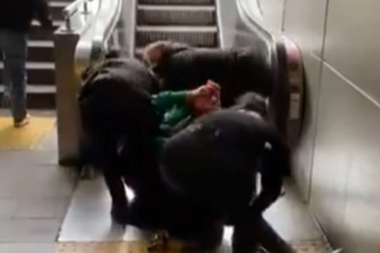 Oturma izni biten Kenyalı kadın, soyunup polise direndi
